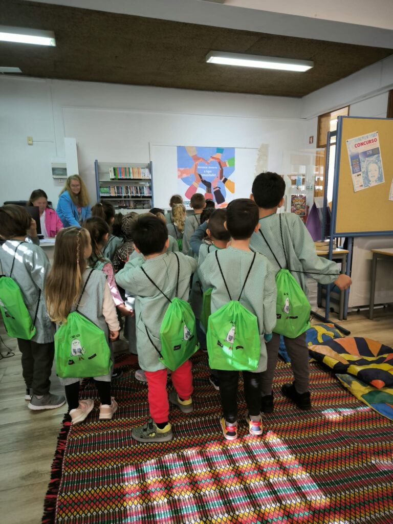 Visita dos mais novos à biblioteca